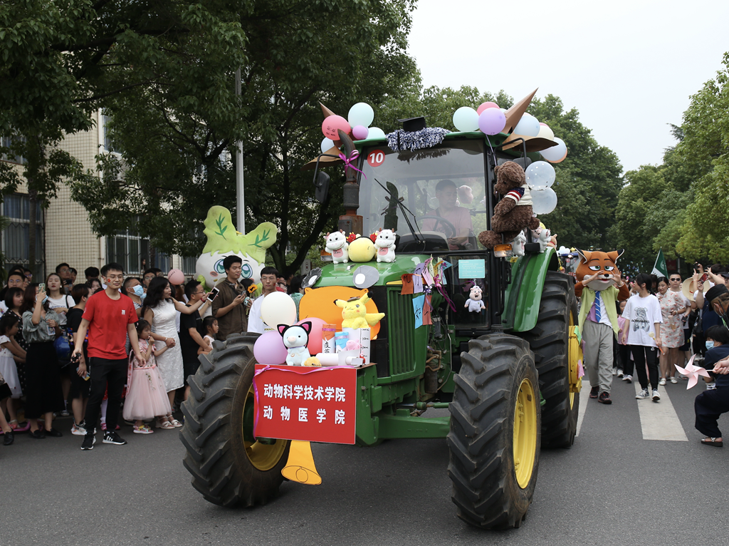 拖拉机隆重登场并迅速收割了大批师生的目光工学院院长廖庆喜教授