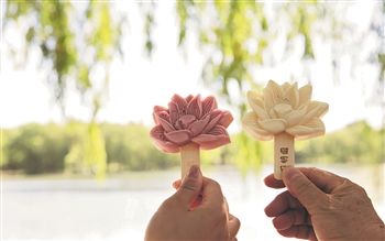 圆明园荷花冰淇淋受到游客热捧,也成为拍照网红.视觉中国 供图