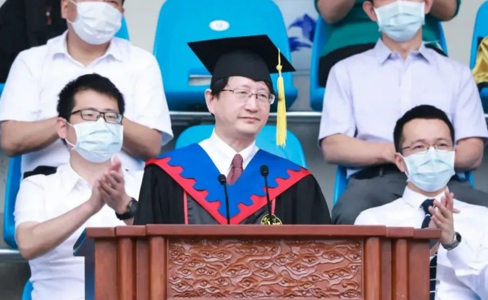 浙大校长吴朝晖做百年新梦想的逐梦人在浙江大学2021届本科生毕业典礼