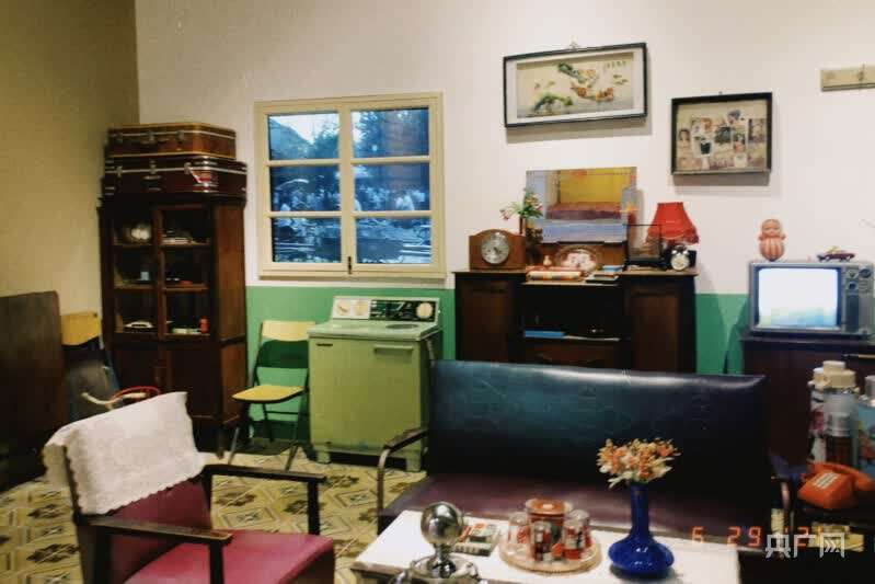 机到电视机,还原了上世纪六七十年代与改革开放后的寻常百姓家庭生活