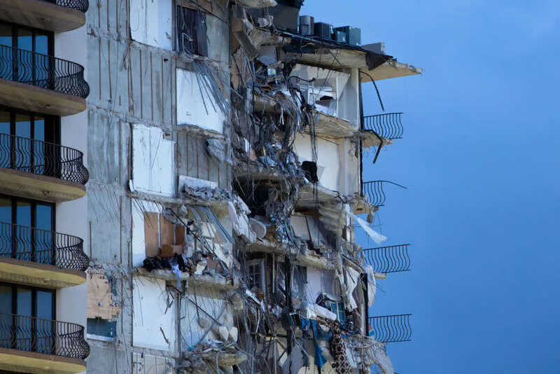 美国:救援人员爆破塌楼尝试开辟搜寻通道 121人仍下落不明