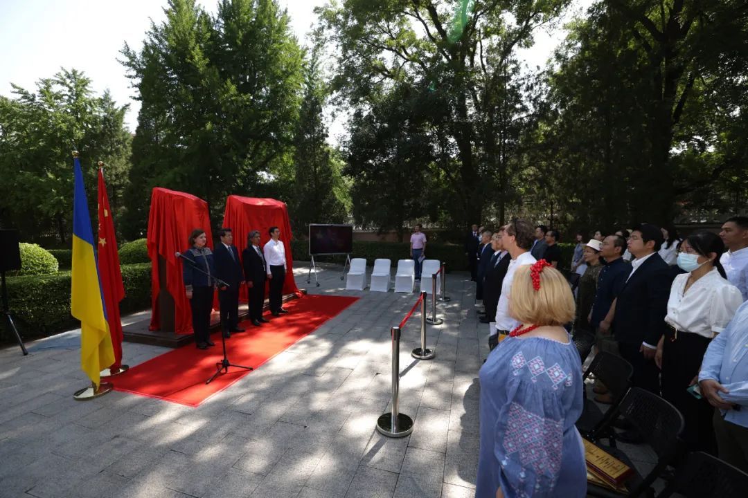 吴为山雕塑 灵魂之门 塔拉斯 舍甫琴科与杜甫对话 在乌克兰驻华大使馆揭幕