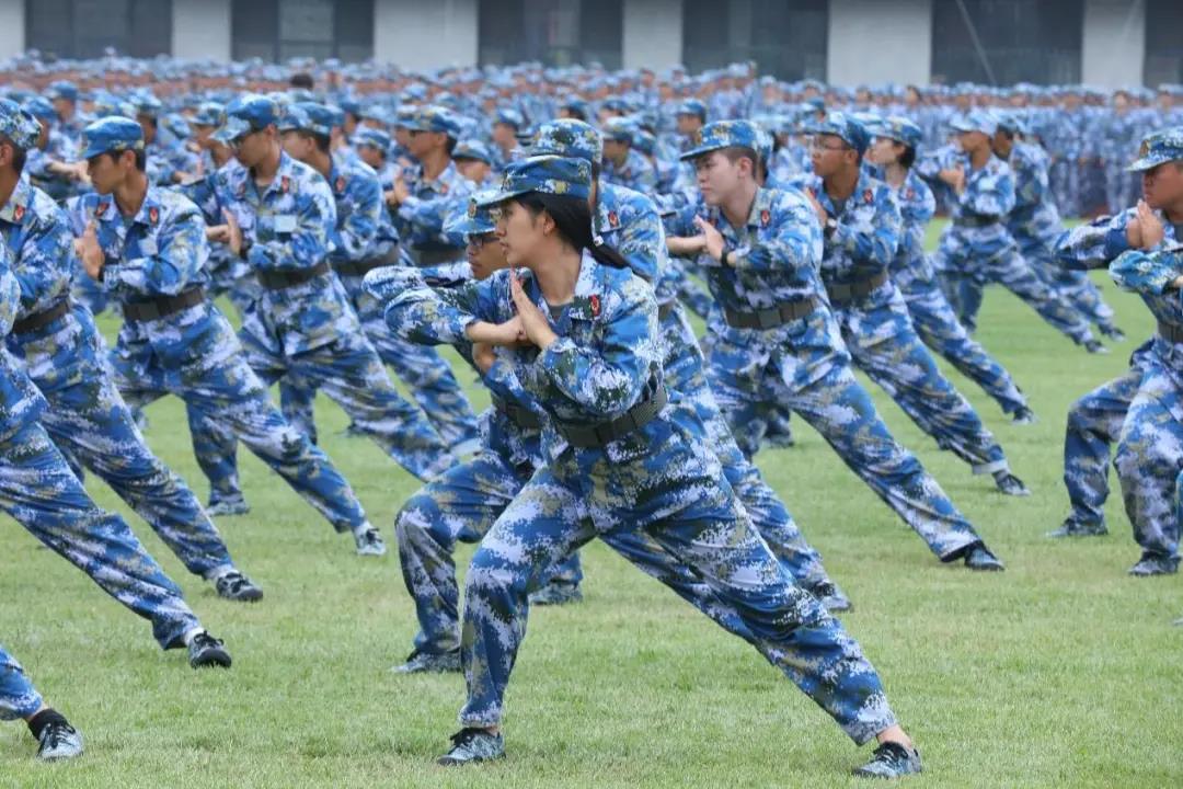 均为首次在结训典礼上汇报展示警棍盾牌操,综合战术等科目本次军训对
