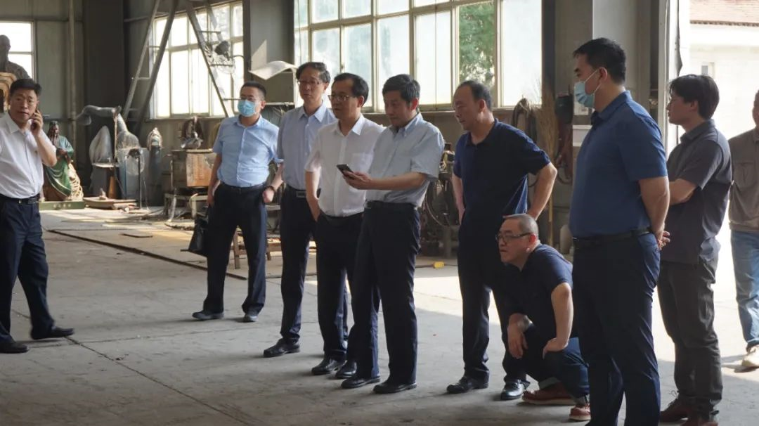 中宣部文艺局局长诸迪(左五)与李鹤教授(左七)一行赴山西宇达集团考察