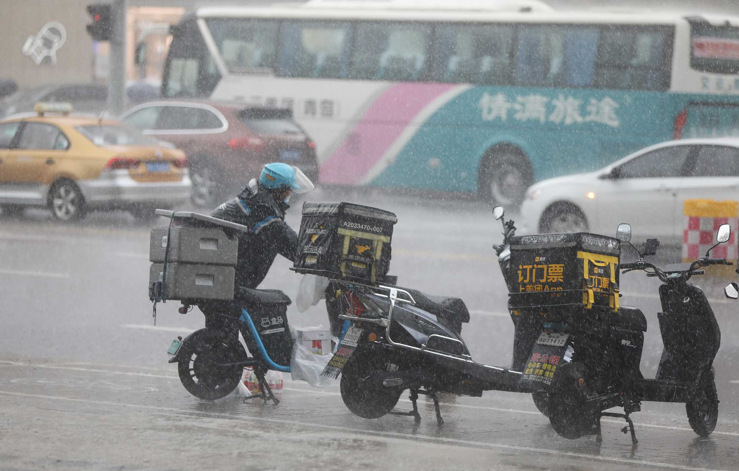 青岛迎来暴雨天气 外卖员风雨无阻坚守岗位