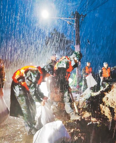 七月二十一日,驻扎在河南开封地区的空降兵某旅官兵冒雨在贾鲁河祥符