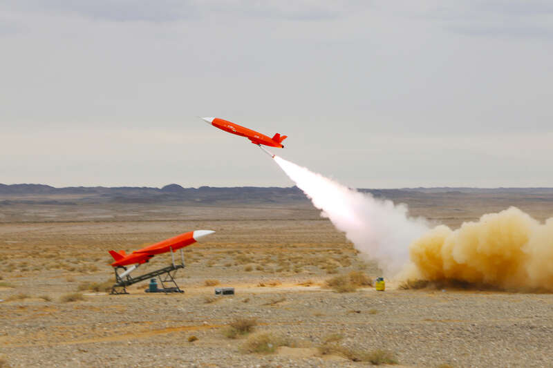 高速靶机起飞.情报操作手观察空情信息.炮手迅速奔向战位.