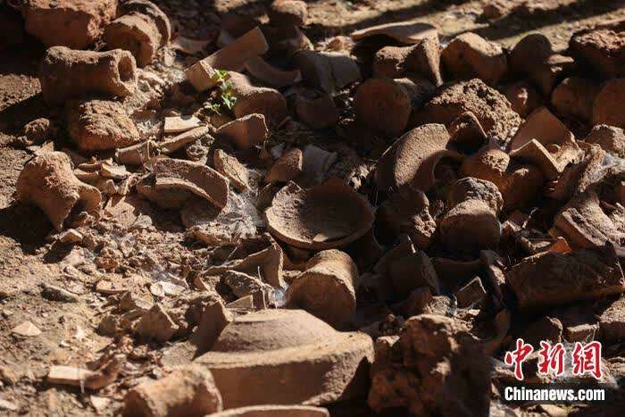 7月9日，德化窑址中的屈斗宫窑址内残存的瓷器碎片。蒋启明 摄