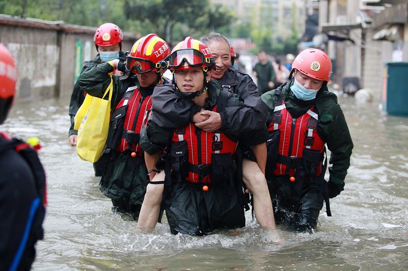 江苏扬州台风烟花引发洪涝灾害救援队紧急转移被困群众