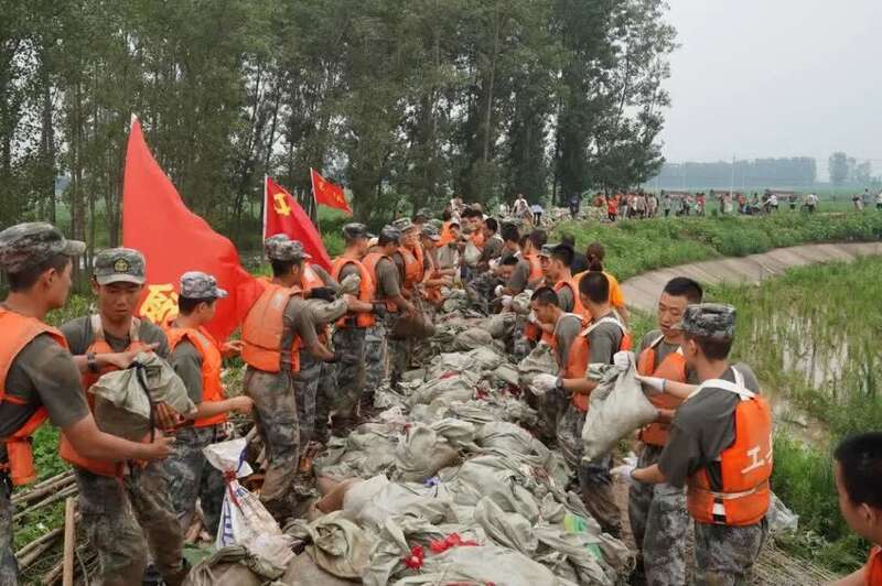 或许是抗击疫情时 与死神抢时间的白衣战士 或许是狂风暴雨里 泥泞裹