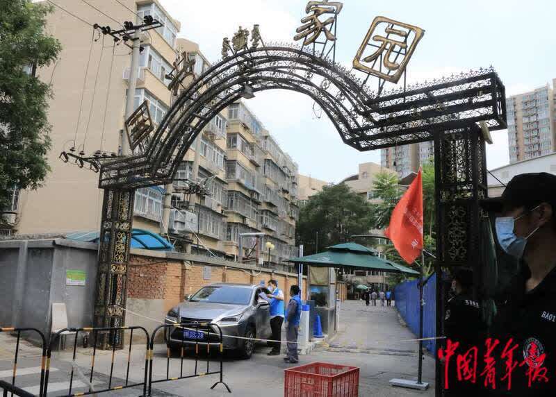 8月3日下午,国兴家园北门处.实习生 陈慧琦/摄