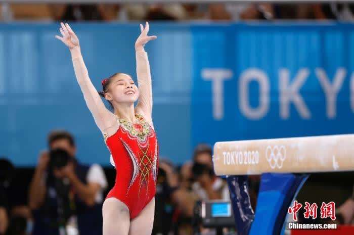 北京时间8月3日，在东京奥运会女子平衡木决赛中，中国选手管晨辰以14.633分夺得冠军。这是中国代表团本届奥运会的第32金。另一位中国选手唐茜靖获得第二。图为管晨辰在比赛中。 <a target='_blank' href='http://www.chinanews.com/'><p  align=