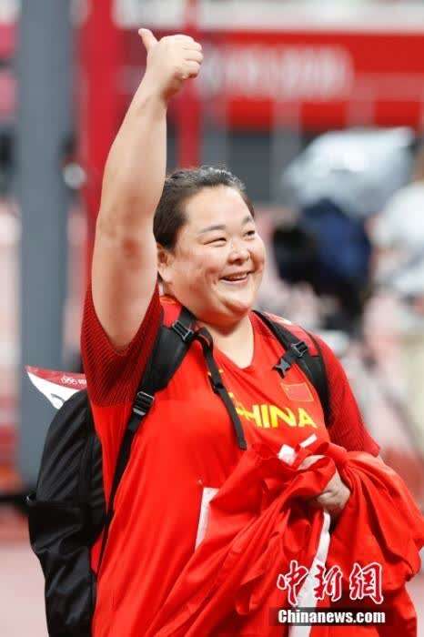 8月3日，在东京奥运会女子链球决赛中，中国选手王峥在最后一次试投时掷出77.03米，获得该项目的银牌。图为赛后王峥举手庆祝。 <a target='_blank' href='http://www.chinanews.com/'><p  align=