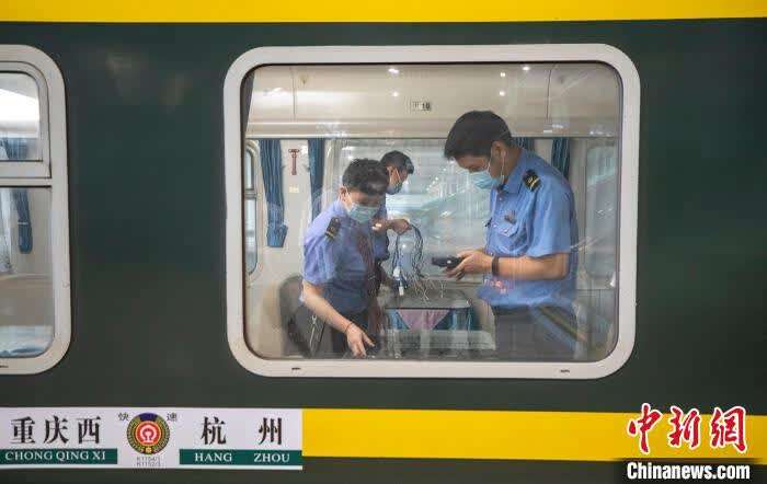 探访重庆40℃高温下的深夜"守车人"