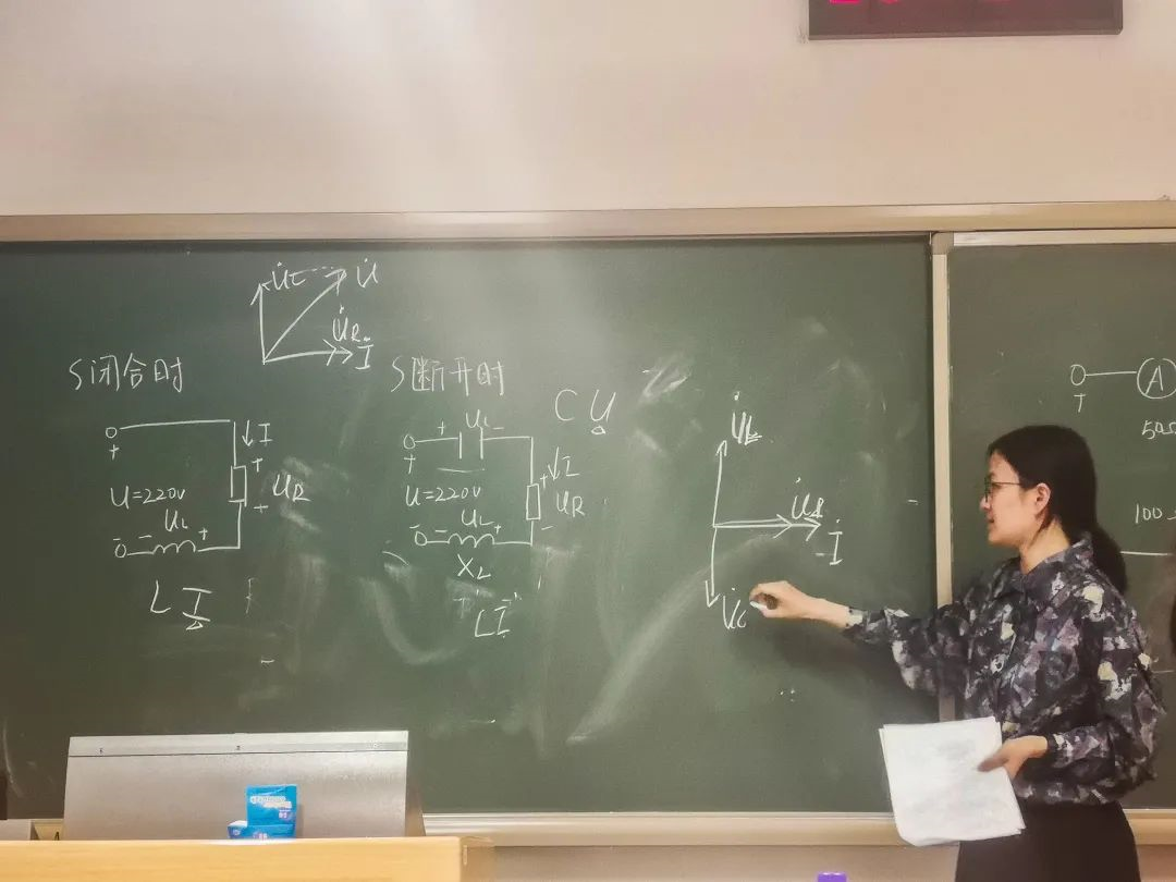 学习任务变重,课程难度增大以及老师上课节奏变快等问题,黄思洁同学说