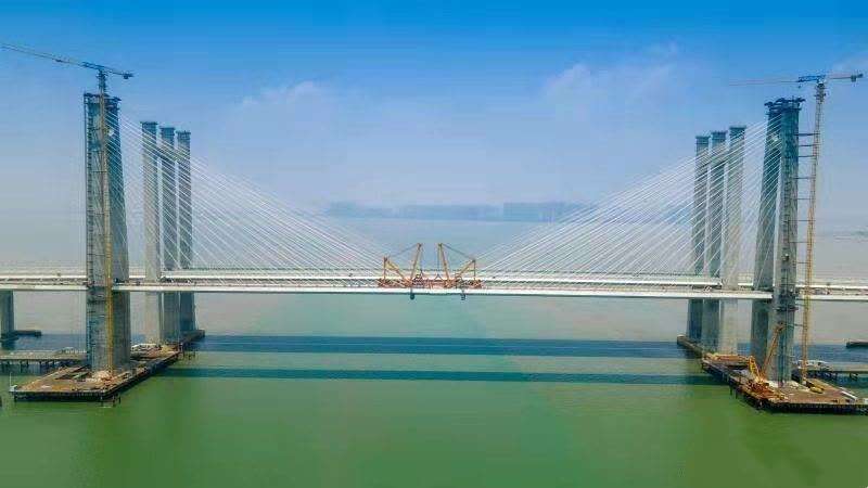 国内首座跨海高铁桥主桥成功合龙