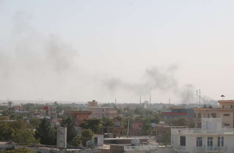 8月6日，阿富汗北部朱兹詹省首府希比尔甘上空升起浓烟。新华社发（穆罕默德·贾恩·阿里亚 摄）
