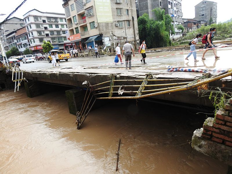 国道210公路四川省达州市大竹县双拱场镇段,一座桥梁在暴雨洪水中受损