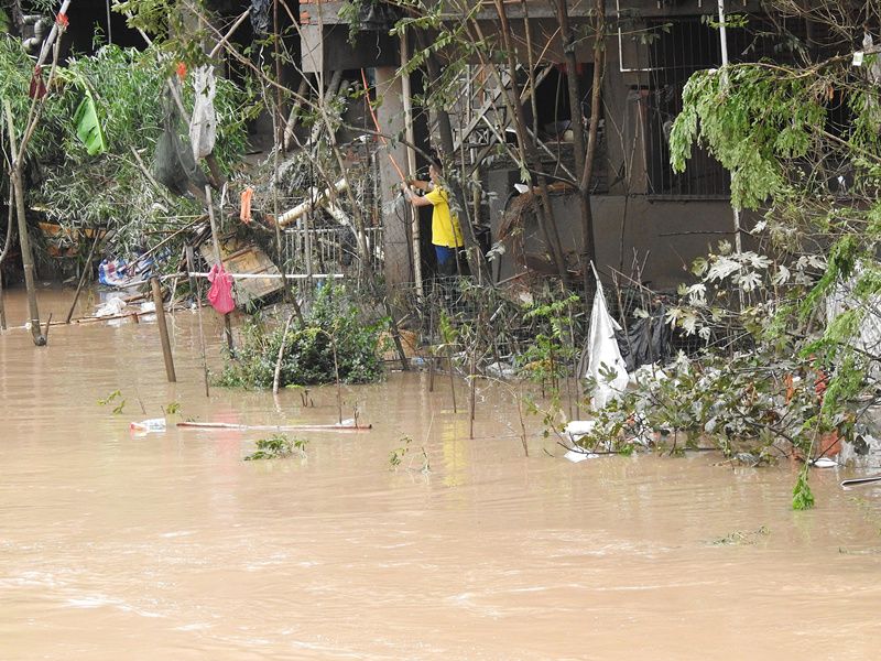 国道210公路四川省达州市大竹县双拱场镇段,电力工作人员在洪水淹没区