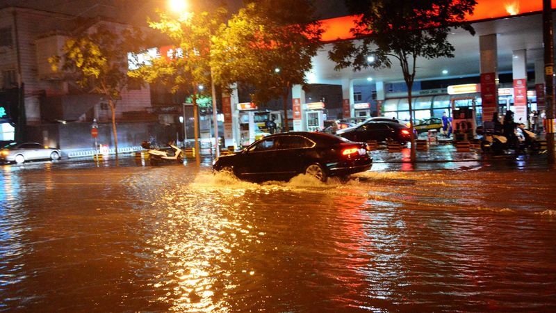 北京遭短时强降雨侵袭
