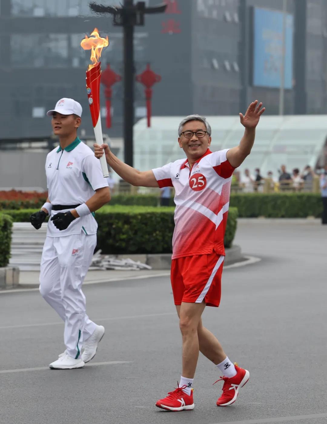 传递梦想!交大火炬手郑南宁院士