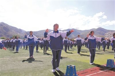 西藏日喀则市吉隆县吉隆镇完全小学学生在宽敞的教室内读书(2019年6月