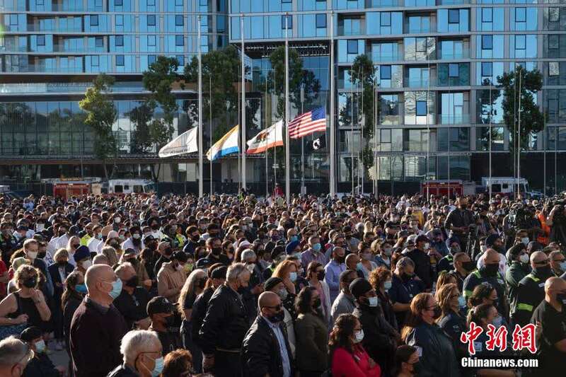 当地时间5月27日，千余人聚集在美国加州圣何塞市政厅前参加守夜活动，悼念前一日枪击案9名遇难者。 <a target='_blank' href='http://www.chinanews.com/'><p  align=
