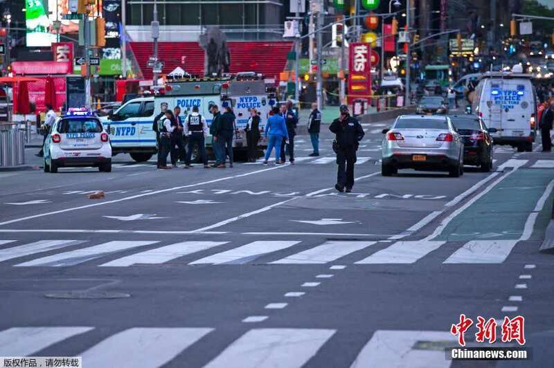当地时间5月8日，美国纽约曼哈顿，时代广场发生枪击事件，导致2人受伤，其中包括1名3岁的儿童。