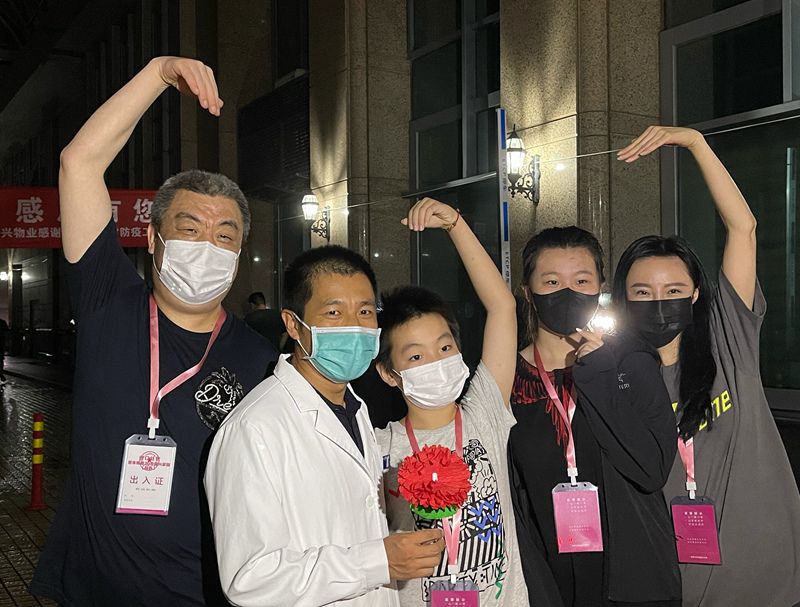 国兴家园小区西门缓缓打开,正式解除封控管理,这也标志着受本轮疫情