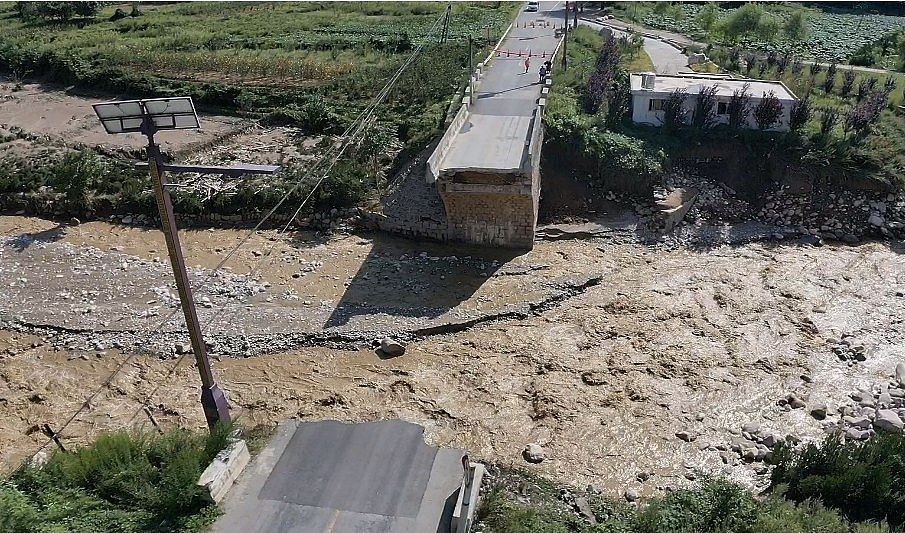 陕西蓝田县遭遇暴雨桥梁道路损毁