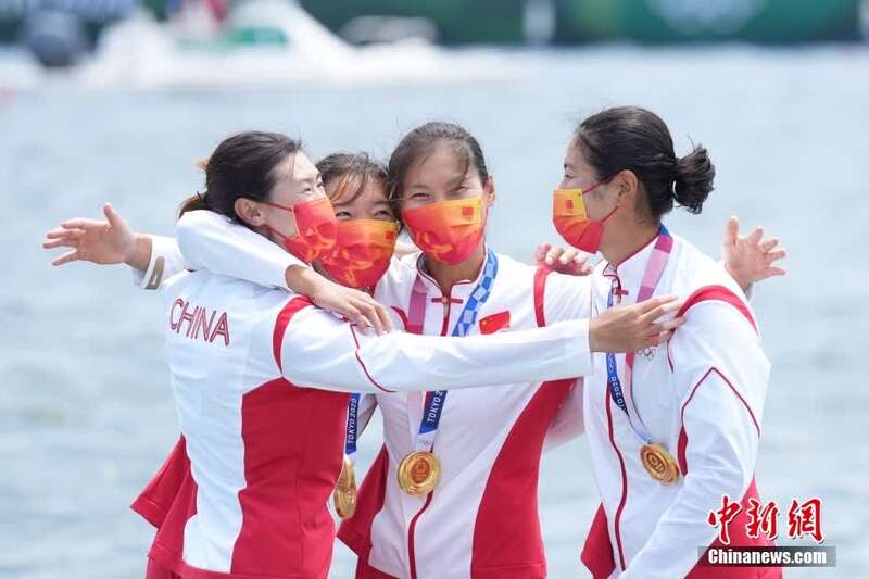 当地时间7月28日，在东京奥运会赛艇项目女子四人双桨决赛中，由陈云霞、张灵、吕扬、崔晓桐(图从左至右)组成的中国队用时6分05秒13第一个划过终点，摘金的同时刷新世界最好成绩。<a target='_blank' href='http://www.chinanews.com/'><p  align=