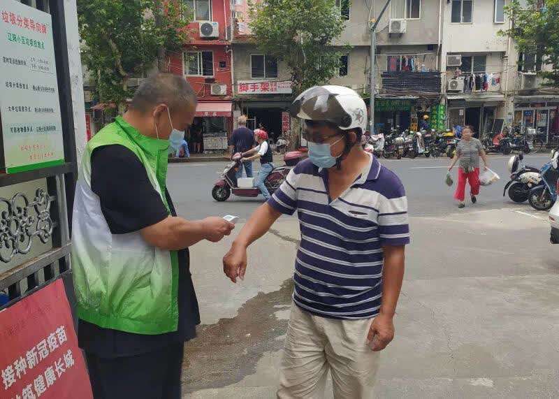 上海街区社区防疫手势愈加熟练，为城市安全守好每一道“小门”