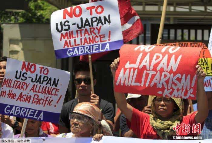 资料图：当地时间2015年6月23日，菲律宾马尼拉，菲律宾示威者在日本大使馆前集会，抗议菲律宾分别与美国和日本举行联合军演。