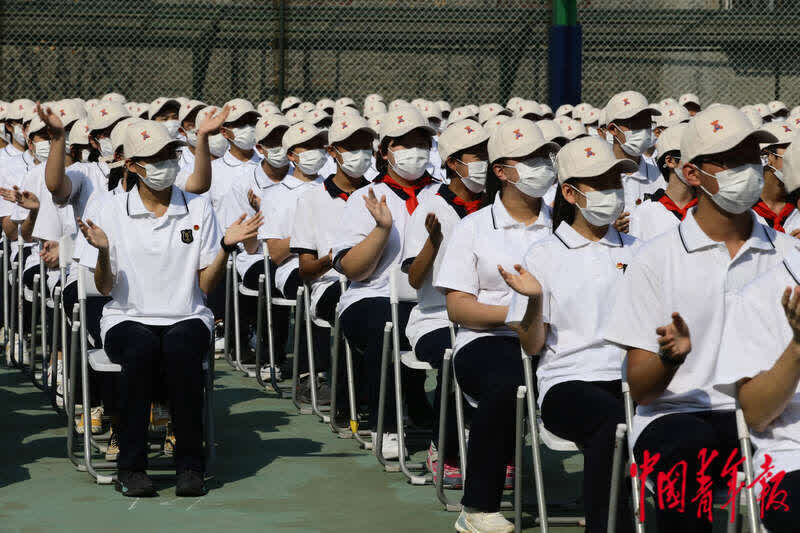 9月1日,北京第五中学,学生们拍手鼓掌.中青报·中青网记者 陈剑/摄