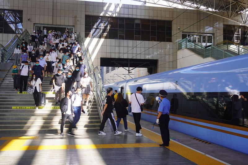 2021年9月9日,旅客进入郑州火车站月台中新社记者 刘鹏 摄