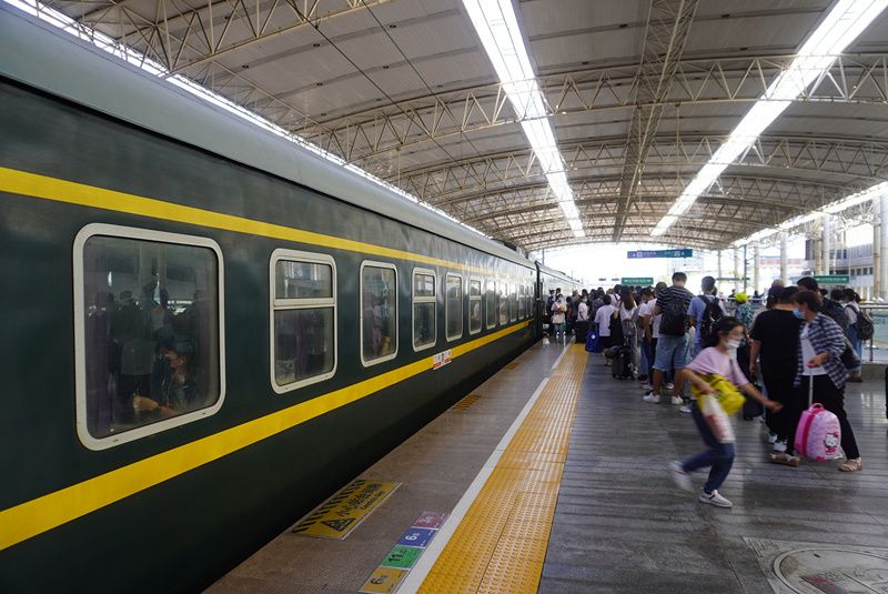 2021年9月9日,旅客在郑州火车站排队乘车中新社记者 刘鹏 摄