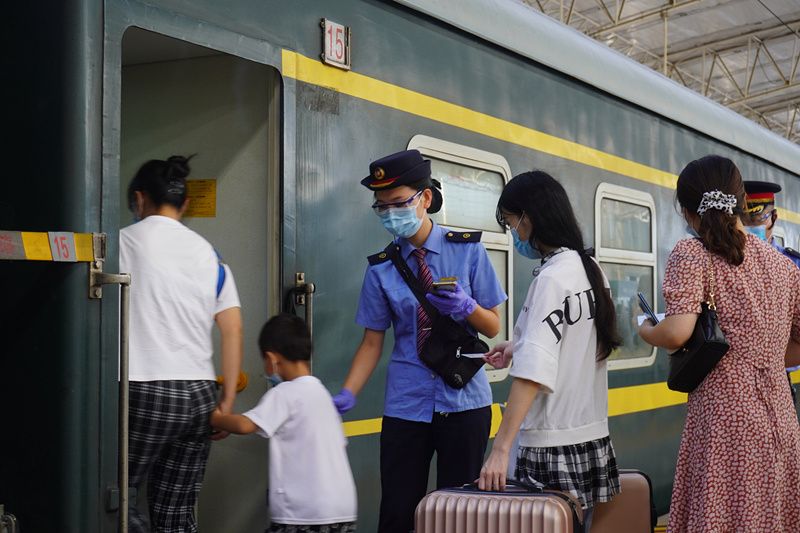 2021年9月9日,旅客在郑州火车站有序乘车中新社记者 刘鹏 摄