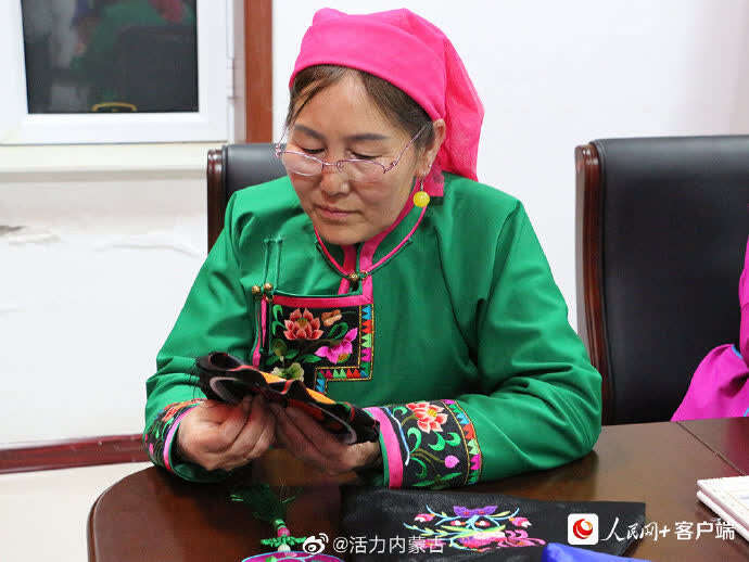 【石榴花开 籽籽同心】札萨克图刺绣：石榴花盛开在额吉指尖