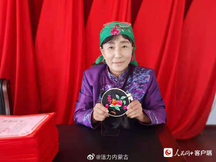 【石榴花开 籽籽同心】札萨克图刺绣：石榴花盛开在额吉指尖