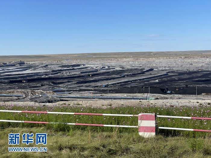 图为伊敏煤电露天采矿区. 新华网 王莹 摄