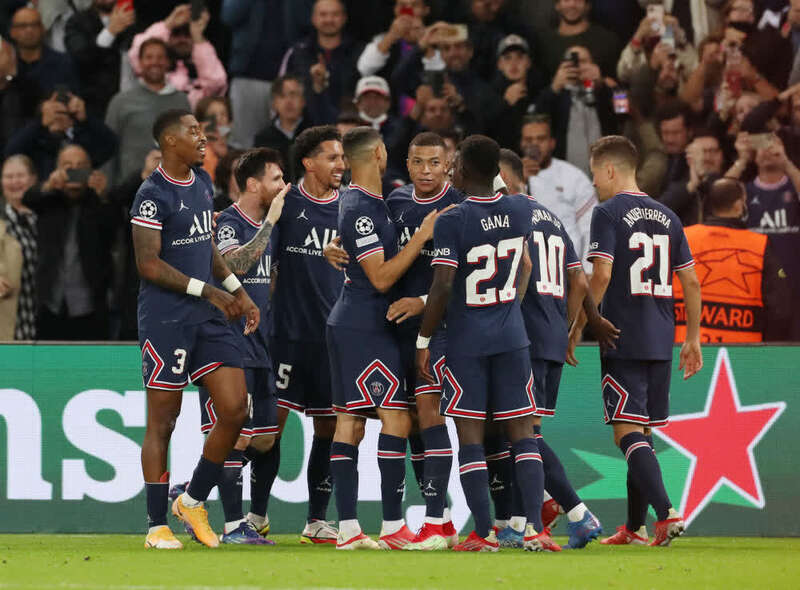 第八分钟,"大巴黎"右路策动进攻,姆巴佩突入禁区送出倒三角回传