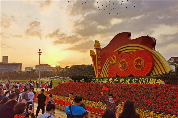 当日迎来中华人民共和国成立72周年.国庆假日拉开大幕.