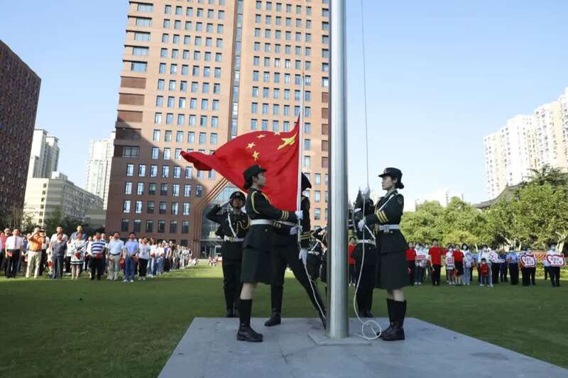 張沛驊攝今天清晨,上海交通大學在校園內舉行國慶升旗儀式.