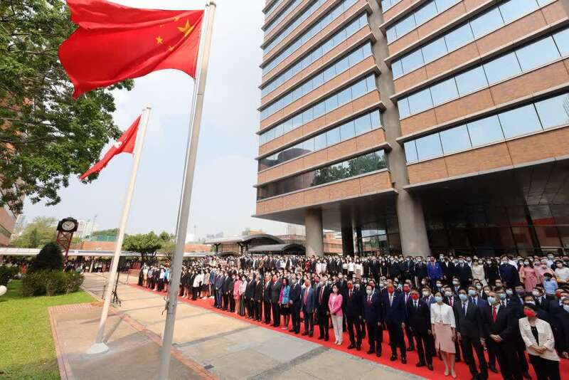 近700名师生和校友参加了升旗仪式