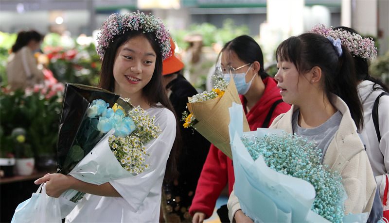 昆明斗南花市人气爆棚 亚洲花都 高颜值吸引游人