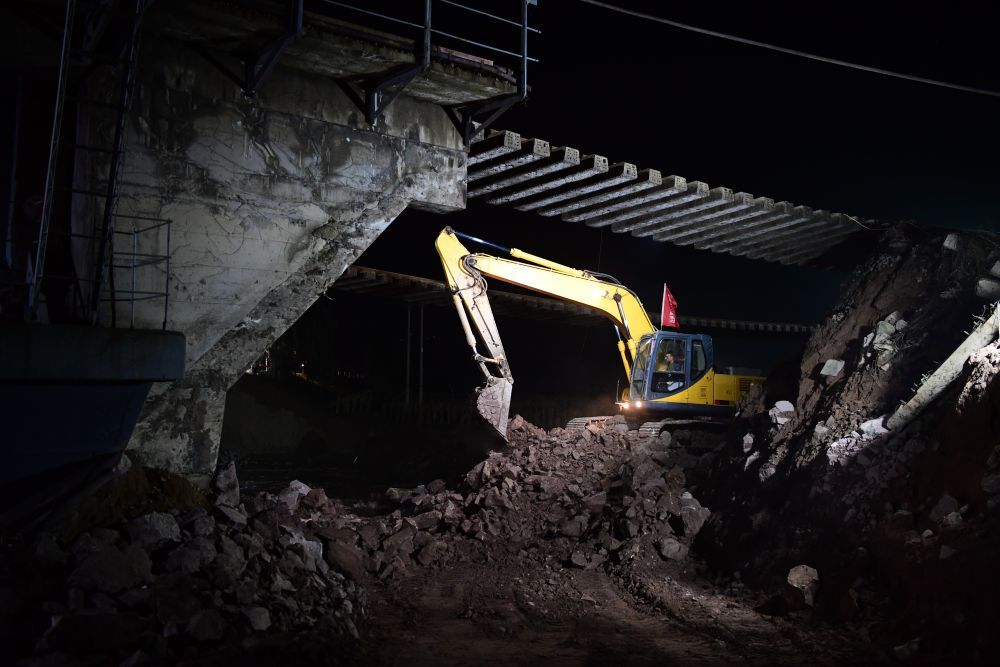 山西境内南同蒲铁路昌源河大桥加紧抢修