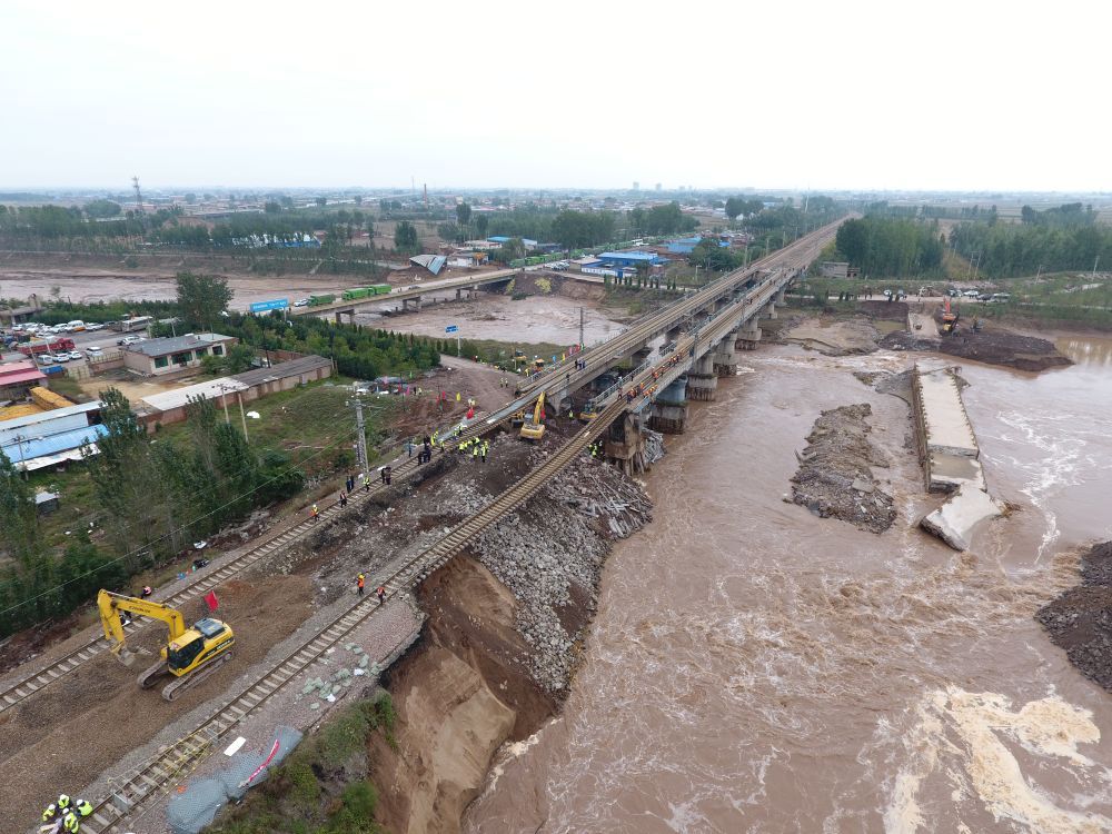 山西境内南同蒲铁路昌源河大桥加紧抢修