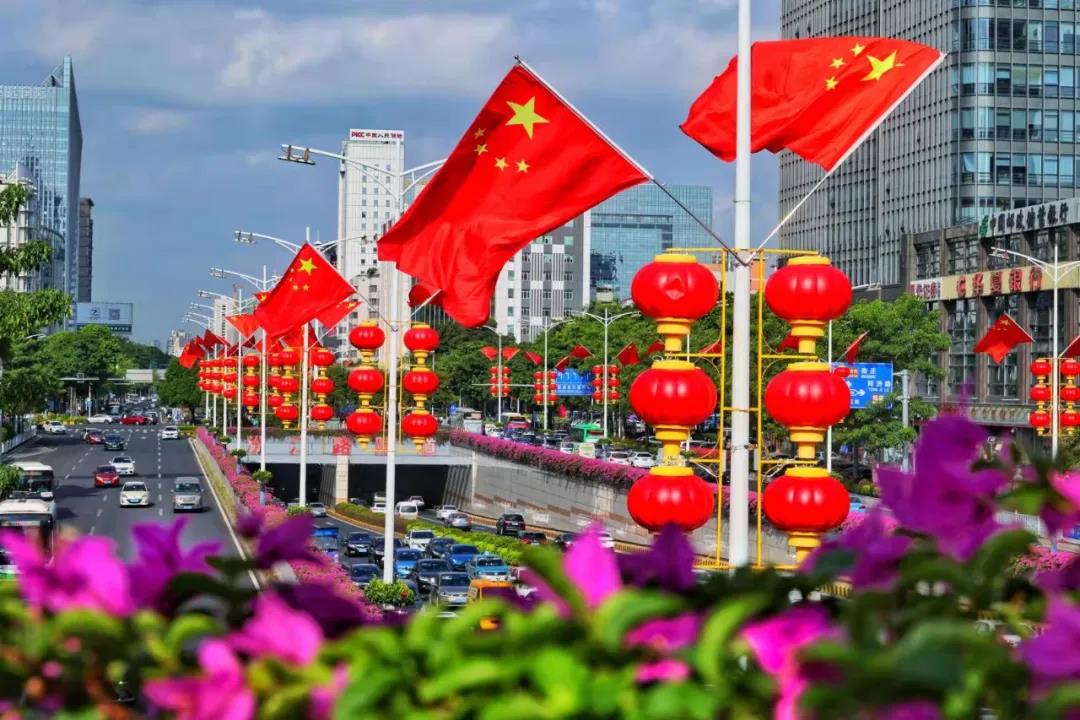 香港大街小巷悄然披上中国红五星红旗和紫荆花旗交相辉映欢乐祥和的