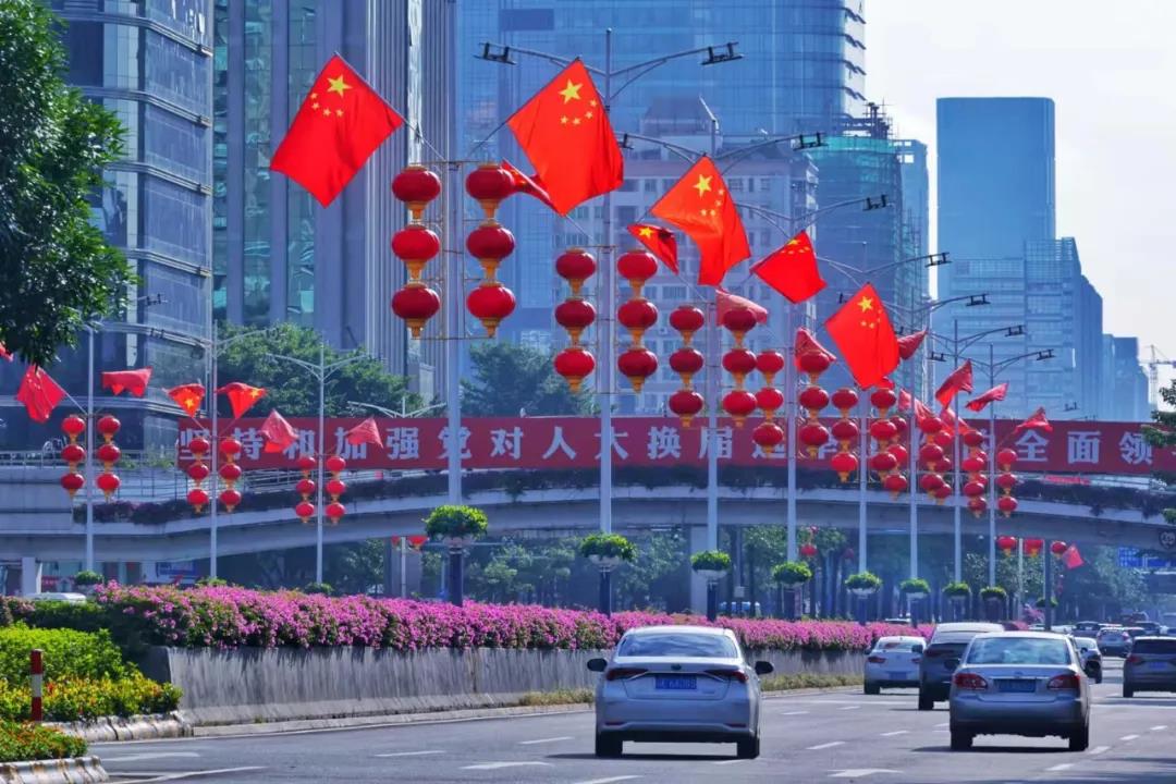 香港大街小巷悄然披上中国红五星红旗和紫荆花旗交相辉映欢乐祥和的