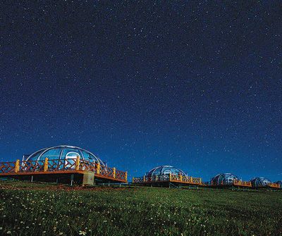 星空下,更达二村的帐篷点缀在草原上.   资料照片